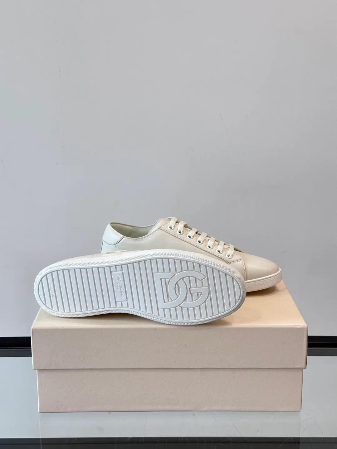 Men's shoes 💰p400 "DG" Dolce & Gabbana fashion casual shoes, high-end boutique men's casual sports shoes! Imported first layer cowhide. The contrasting color design attracts the eye, and the brand logo decoration on the tongue is exquisite and luxurious, super A level! Compared with the genuine product at the counter, the version is no worse at all! size: 38-44 (45 customized)